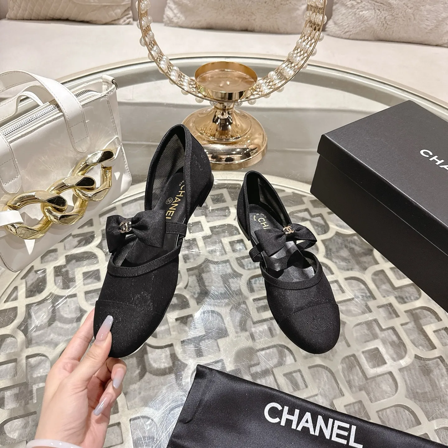 👟👟Ex-factory price 540👟👟 Mesh [purchase-level quality] CHANEL Xiaoxiang 25/A new summer bow-tie shoes 💃 This pair of loafers is really breathtakingly beautiful! Made of cowhide fabric + imported mesh, every detail exudes a sense of high-end ~ classic bow design, Italian genuine leather sole, comfortable and classy on the feet, a perfect must-have for fairies!  🌟 All counters are from the same source! All materials are customized according to the original 1:1, and are developed and patterned from genuine products. The quality is absolutely assured ~ a classic that must be bought every year, a versatile artifact that looks great whether paired with skirts or jeans!  💖 The perfect finishing touch for summer outfits, sisters, just do it! 👉 Fabric: Imported sheepskin Lining: Imported sheepskin Outsole: Private molded outsole Code number: 35-40 (41 customized, non-refundable) Mesh surface